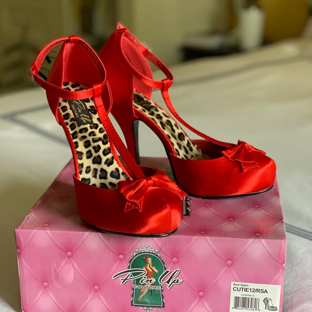 Pin Up Couture Satin Platform Vintage Pumps 7.5 p